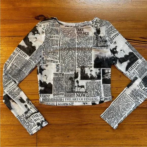Newspaper Print Long Sleeve Crop Top - Picture 4 of 4